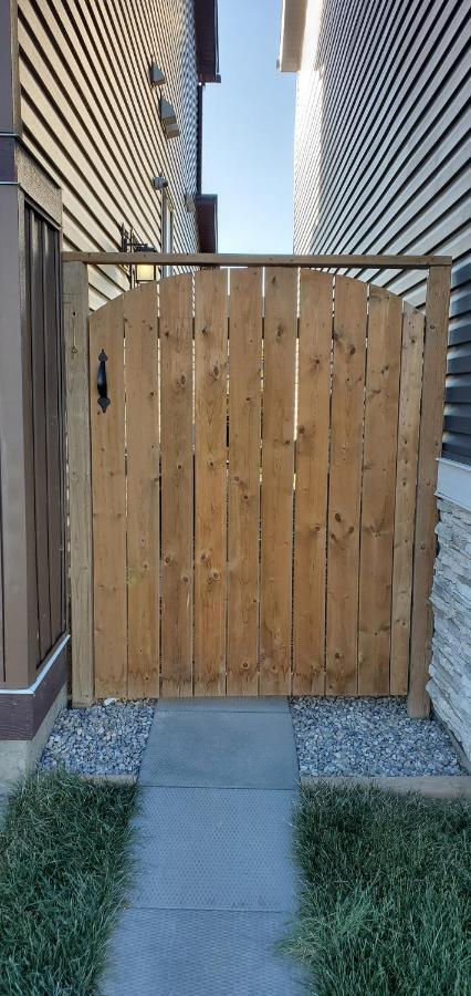 YYC Delightful 1-Bedroom Private Suite In A New Home מראה חיצוני תמונה